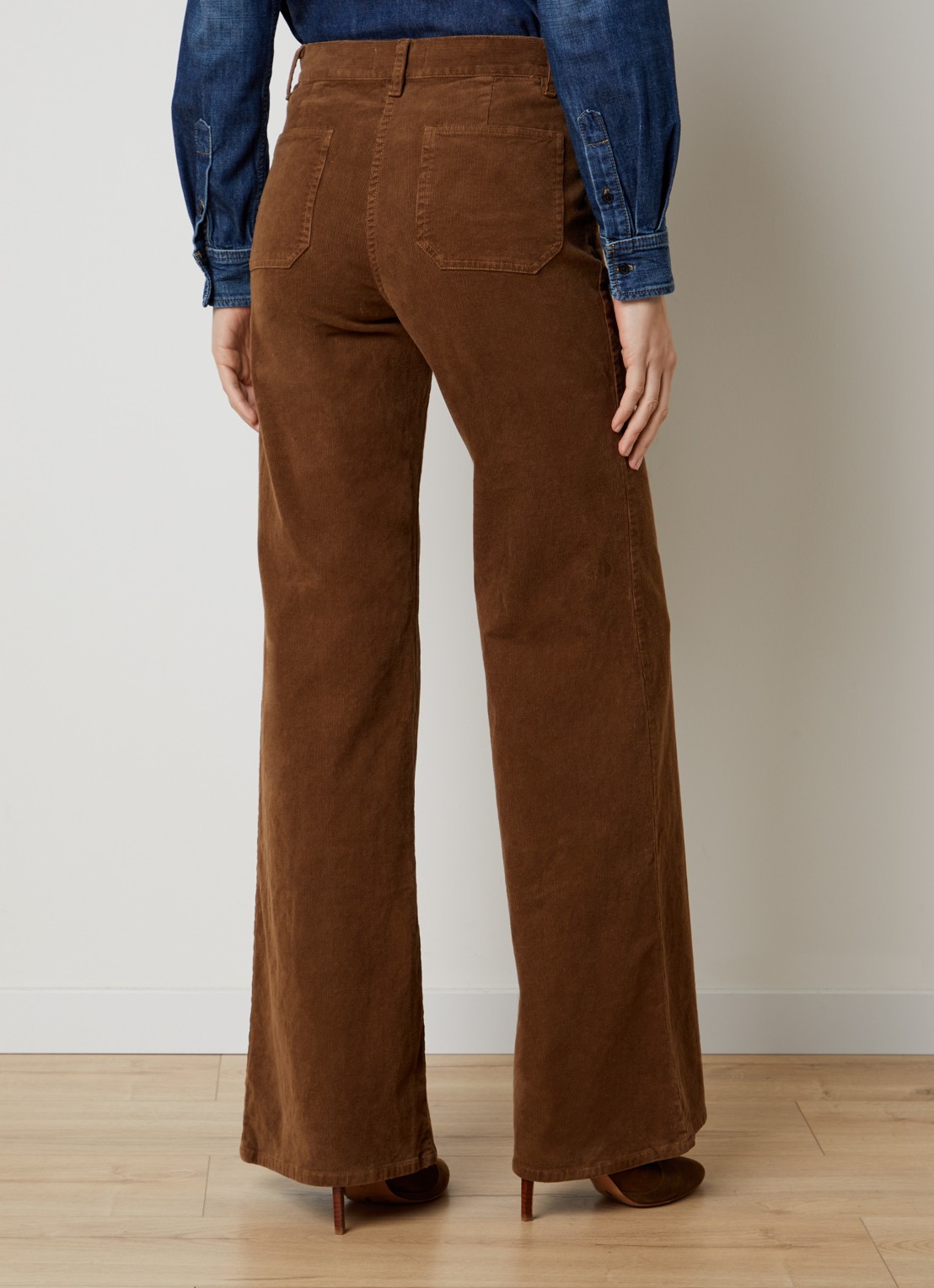 Nili Lotan Florence high waist flared fit broek van corduroy - achterkant cognac