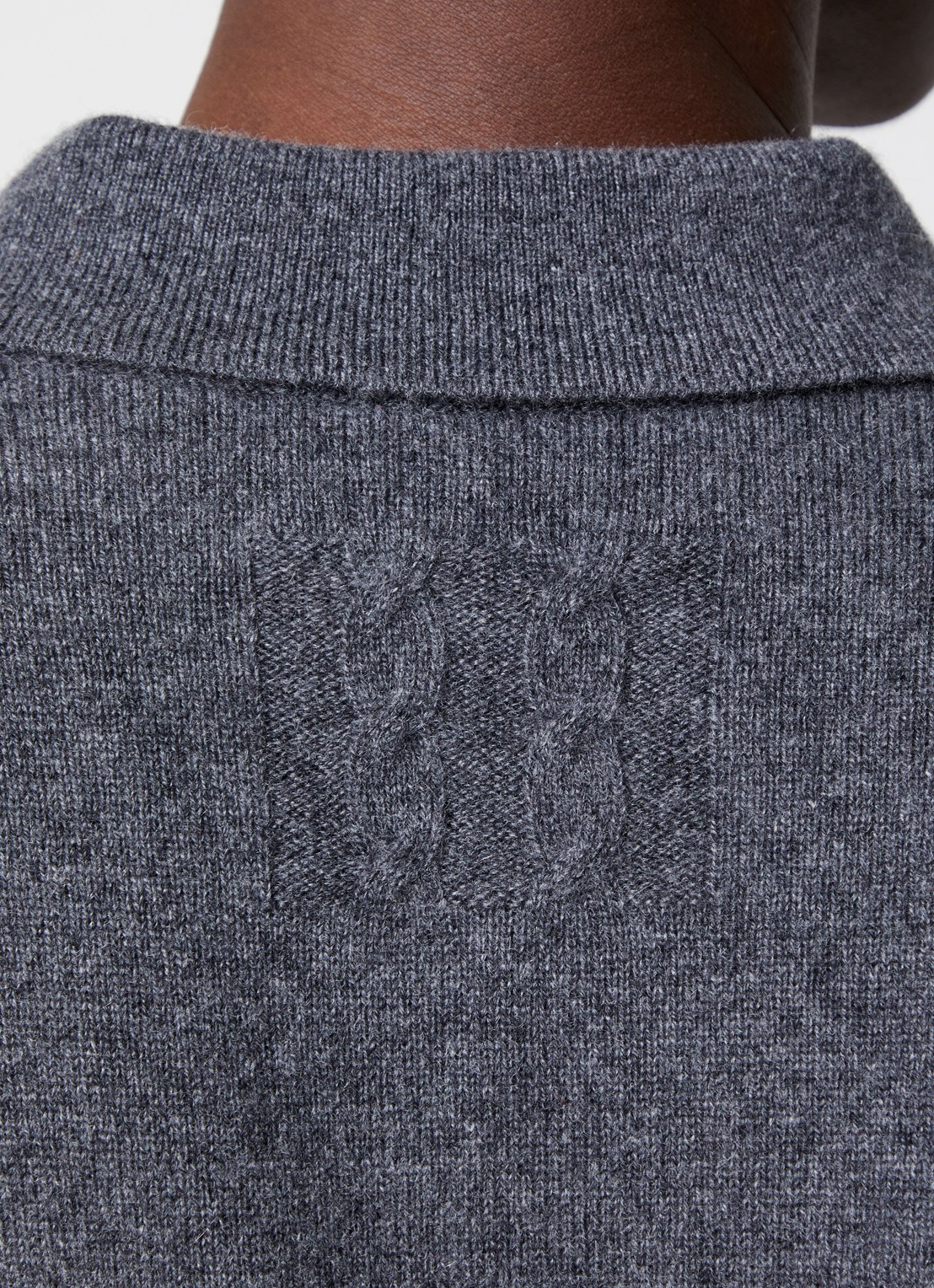 Nili Lotan Jovan fijngebreide polo trui in wolblend - detail 2 antraciet