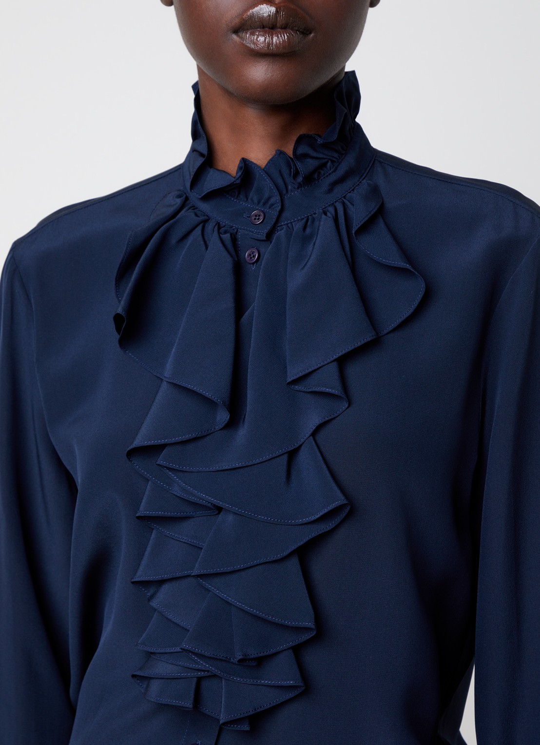 Nili Lotan Lily blouse met kraag en volant - detail 2 donkerblauw