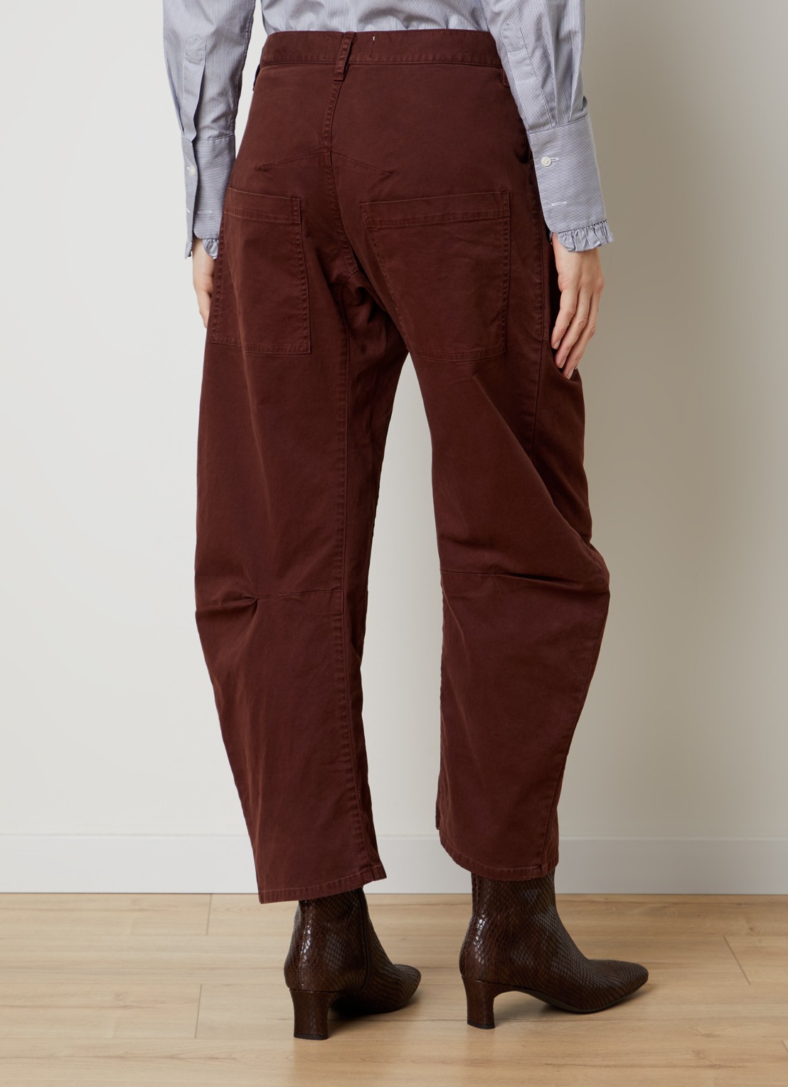 Nili Lotan Shon mid waist balloon fit broek met opgestikte zakken - achterkant roodbruin