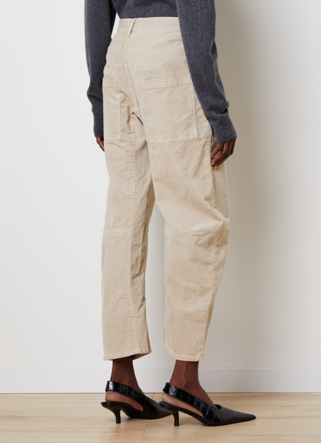Nili Lotan Shon mid waist balloon fit broek met opgestikte zakken - achterkant beige