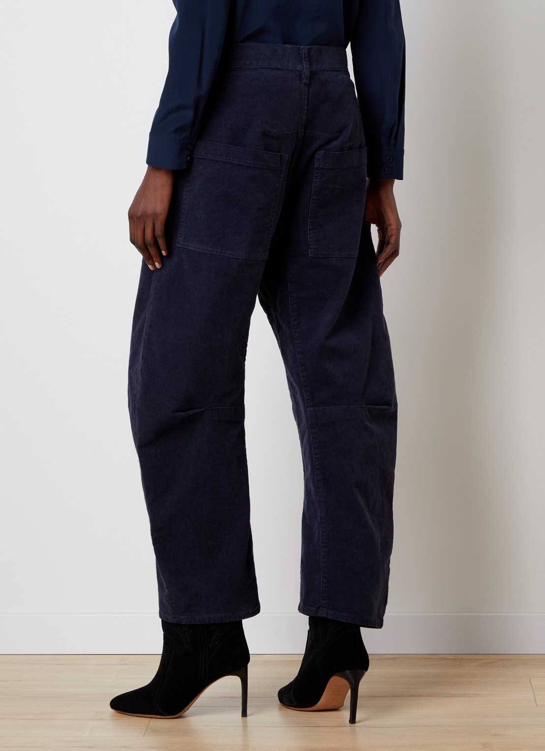 Nili Lotan Shon mid waist balloon fit broek met opgestikte zakken - achterkant blauw