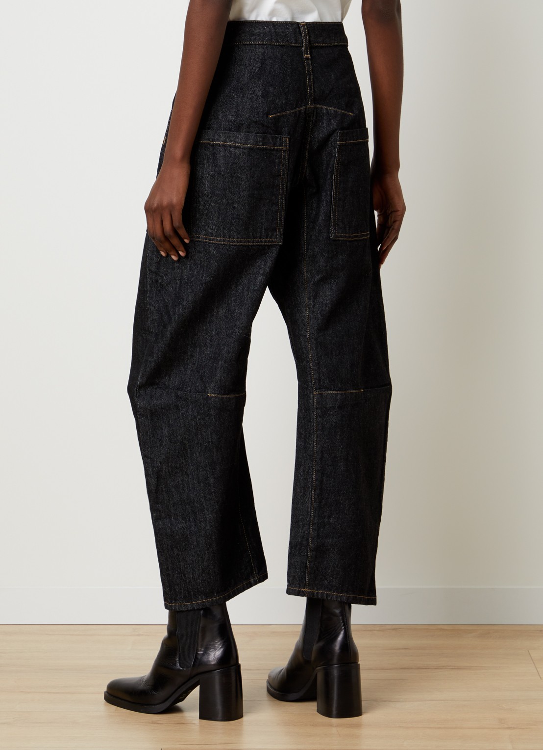 Nili Lotan Shon mid waist balloon jeans met medium wassing - achterkant zwart