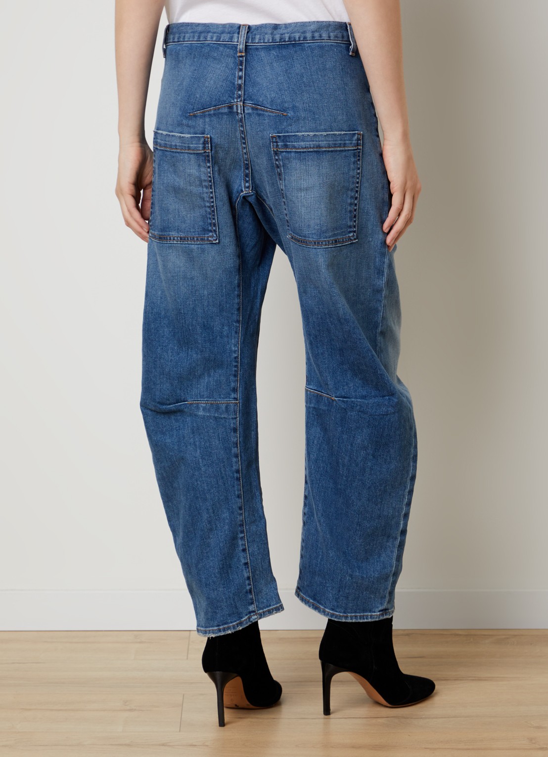 Nili Lotan Shon mid waist balloon jeans met medium wassing - achterkant 3 indigo