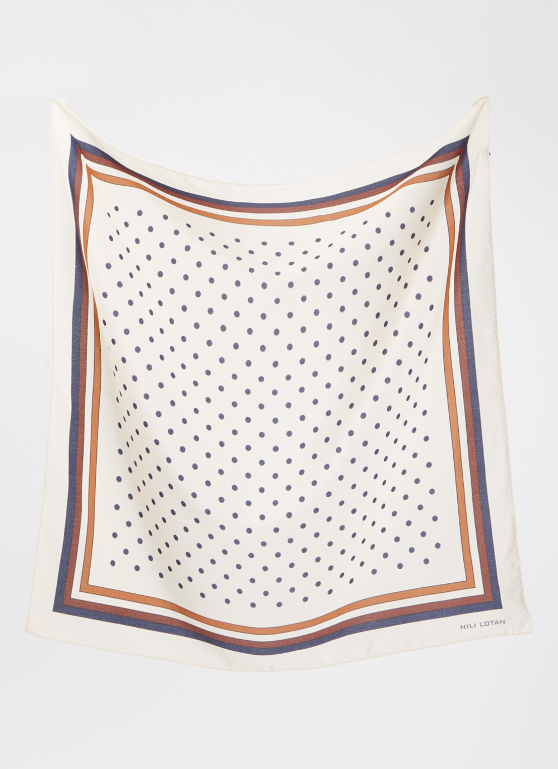 Nili Lotan Sjaal van zijde met print  - detail 2 beige