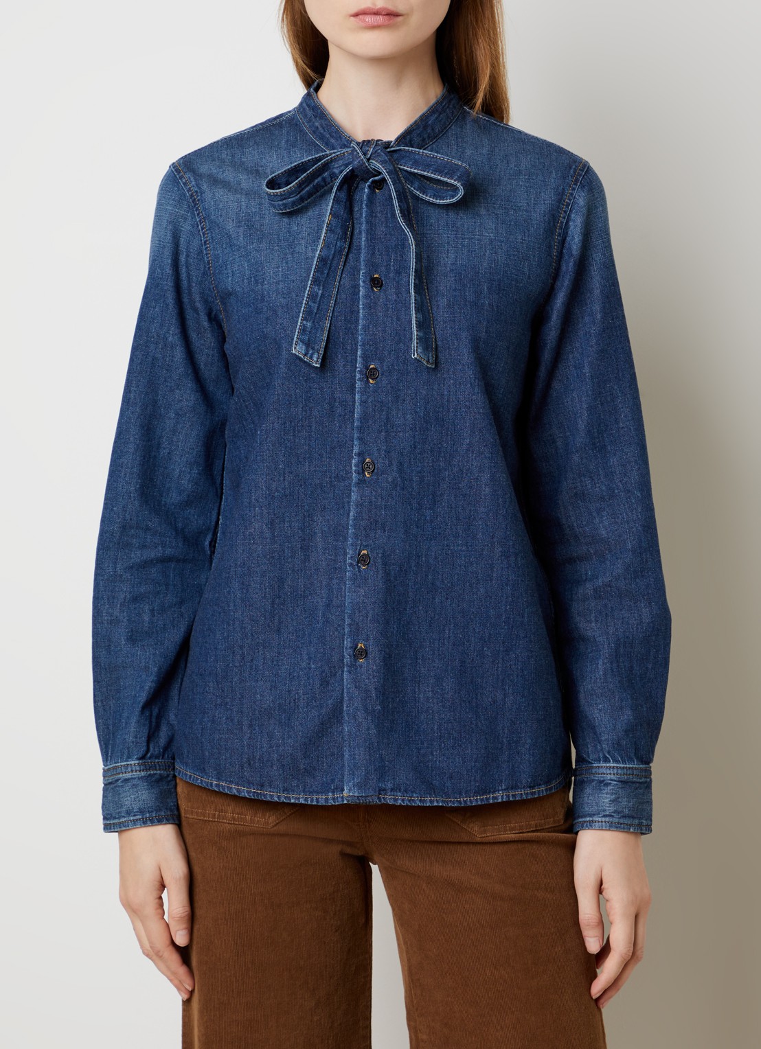 Nili Lotan Suzette blouse van denim met sjaalkraag - detail 3 blauw