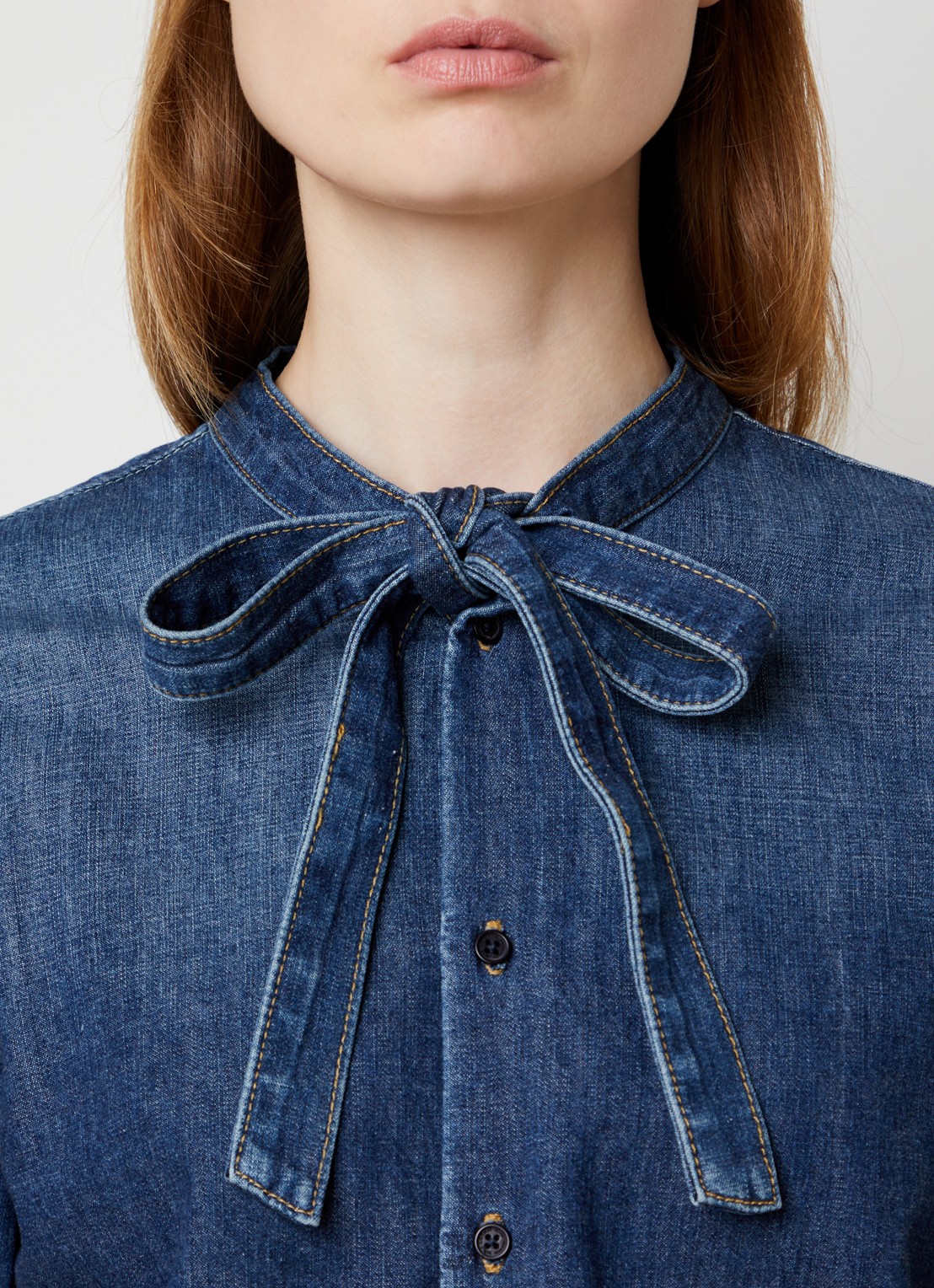 Nili Lotan Suzette blouse van denim met sjaalkraag - detail 4 blauw