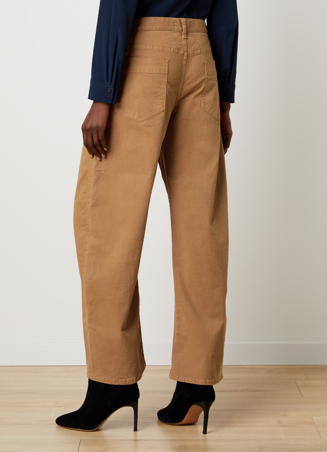 Nili Lotan Tribeca mid waist tapered fit chino met steekzakken - achterkant 5 camel
