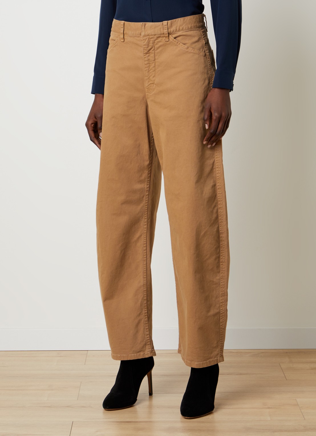 Nili Lotan Tribeca mid waist tapered fit chino met steekzakken - detail camel