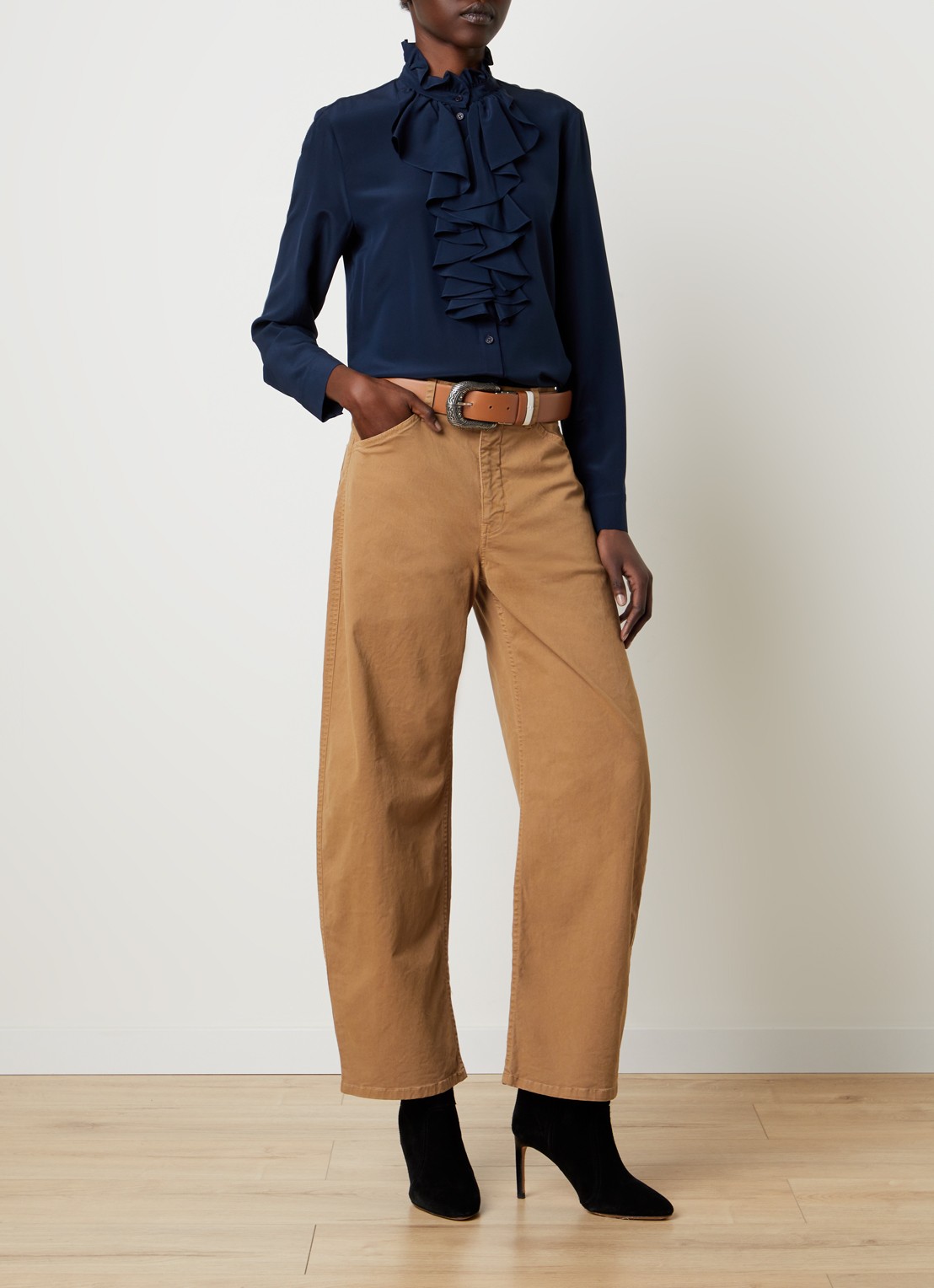 Nili Lotan Tribeca mid waist tapered fit chino met steekzakken - voorkant 4 camel
