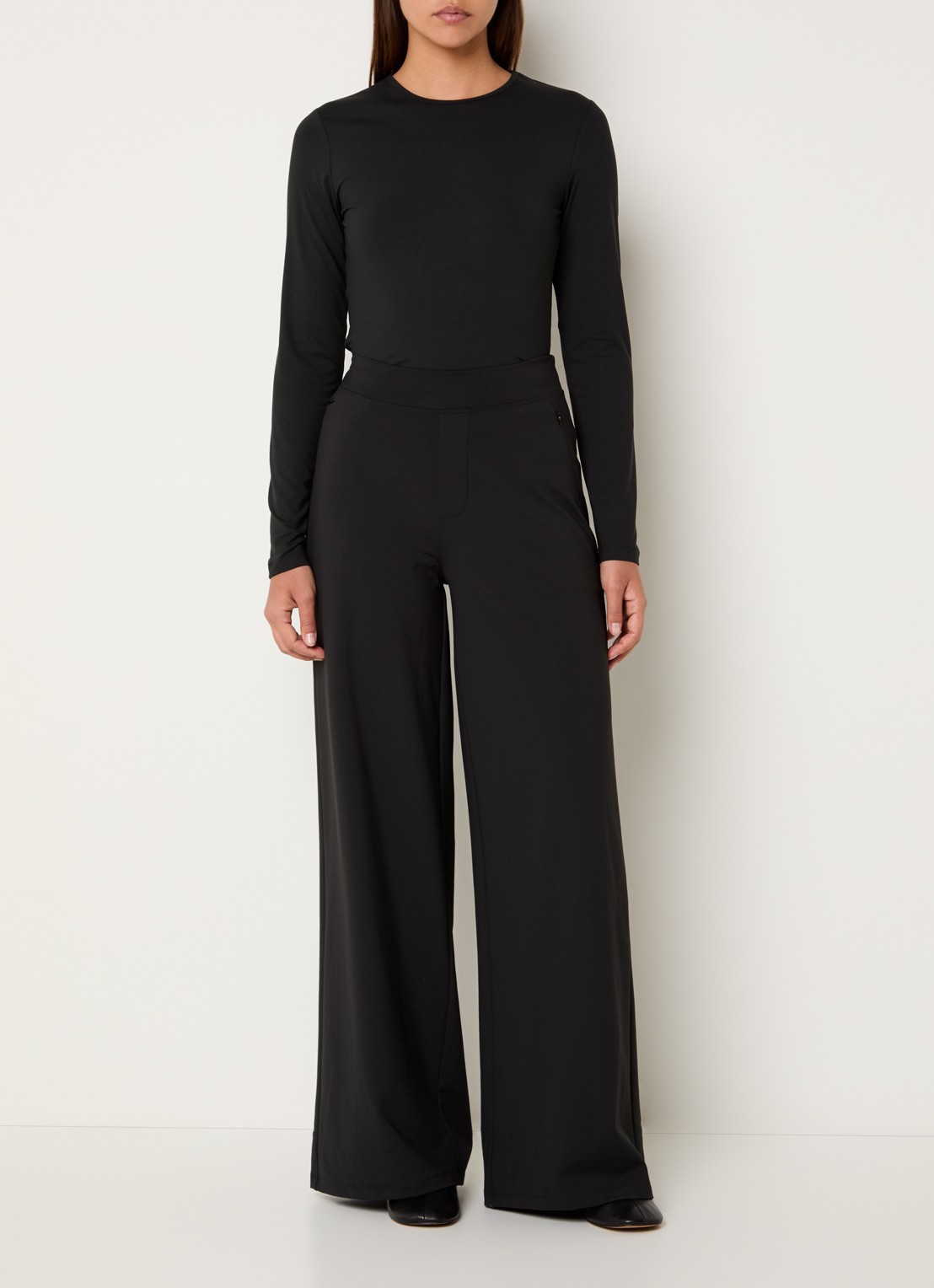 Ninepine Longsleeve met ronde hals - voorkant 3 zwart