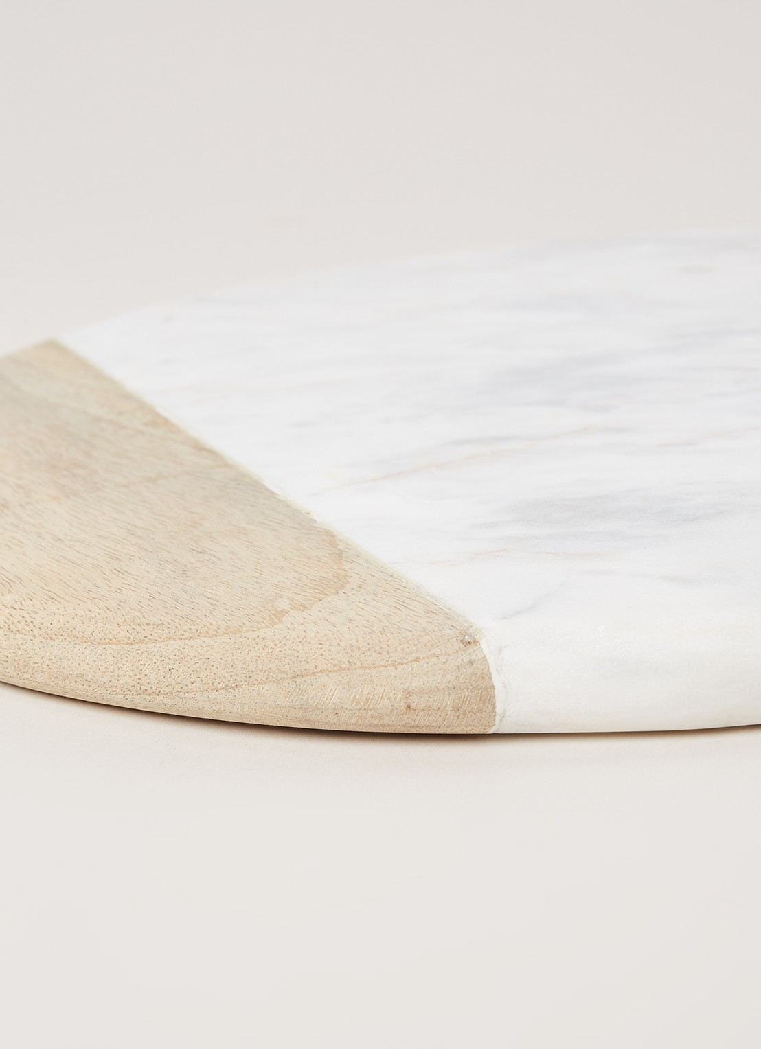 Nkuku Bwari snij- en serveerplank van marmer 32 cm - detail 3 wit