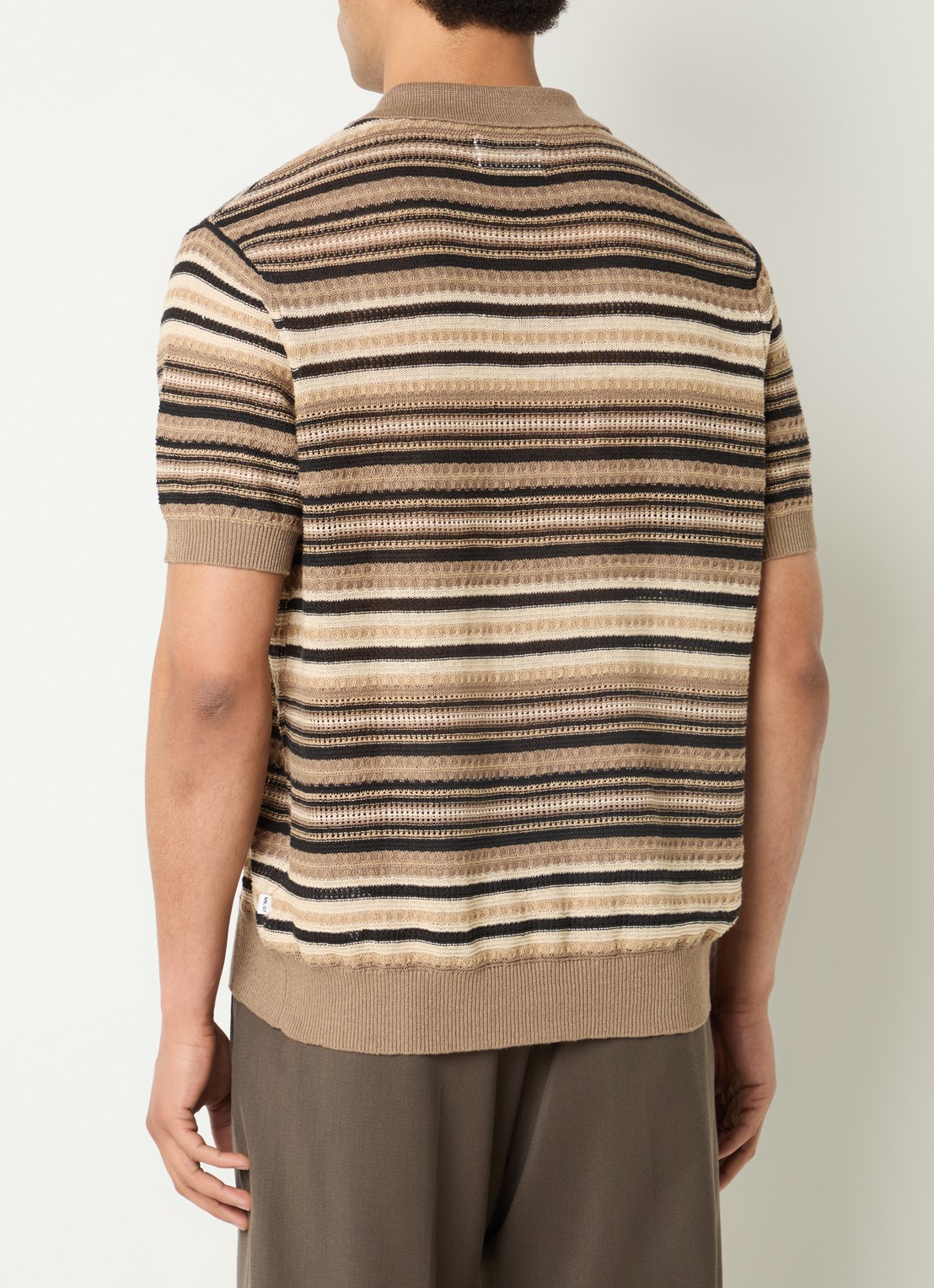 NN.07 Fijngebreide polo met streepprint - achterkant 3 beige