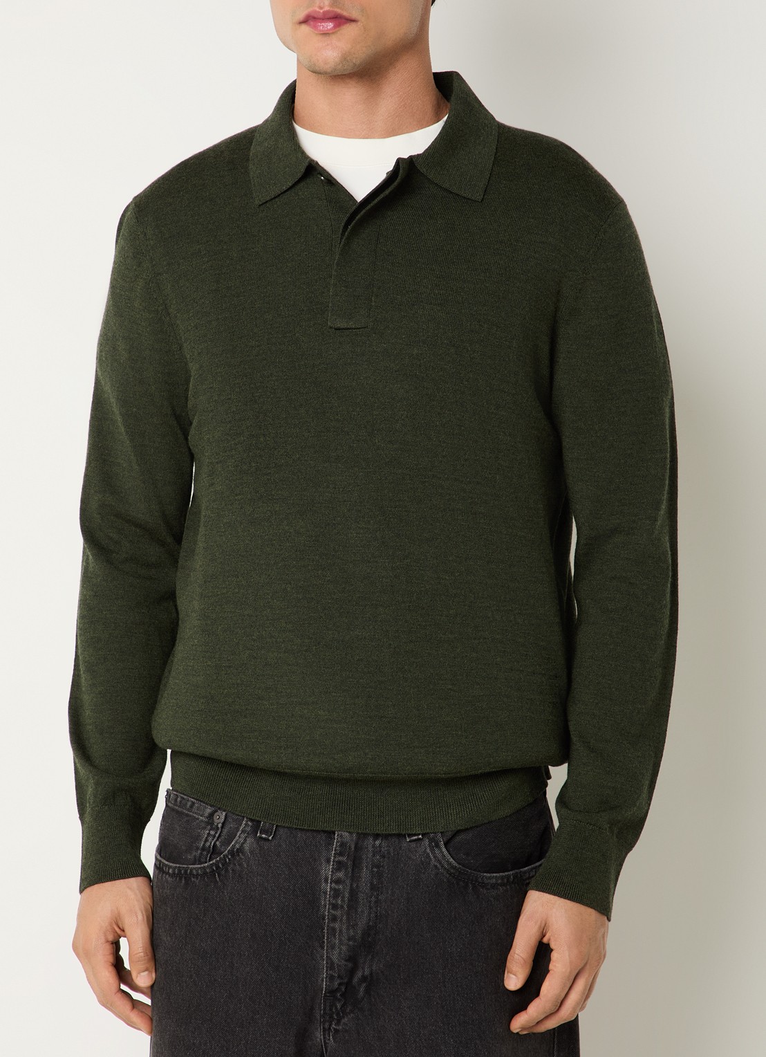 NN.07 Fijngebreide pullover van wol met polokraag - detail 2 legergroen