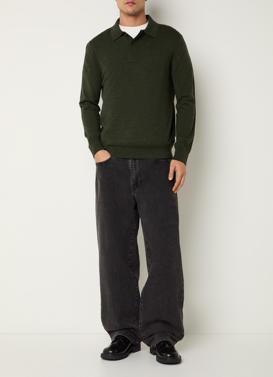 NN.07 Fijngebreide pullover van wol met polokraag - voorkant 4 legergroen