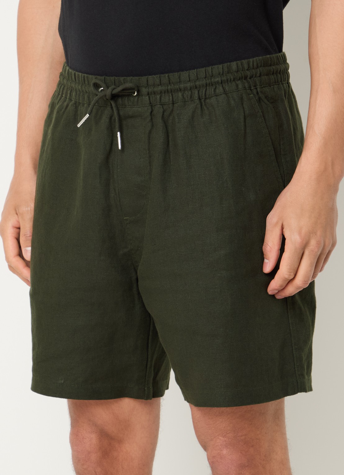 NN.07 Gregor straight fit korte broek van linnen met steekzakken - detail 4 legergroen