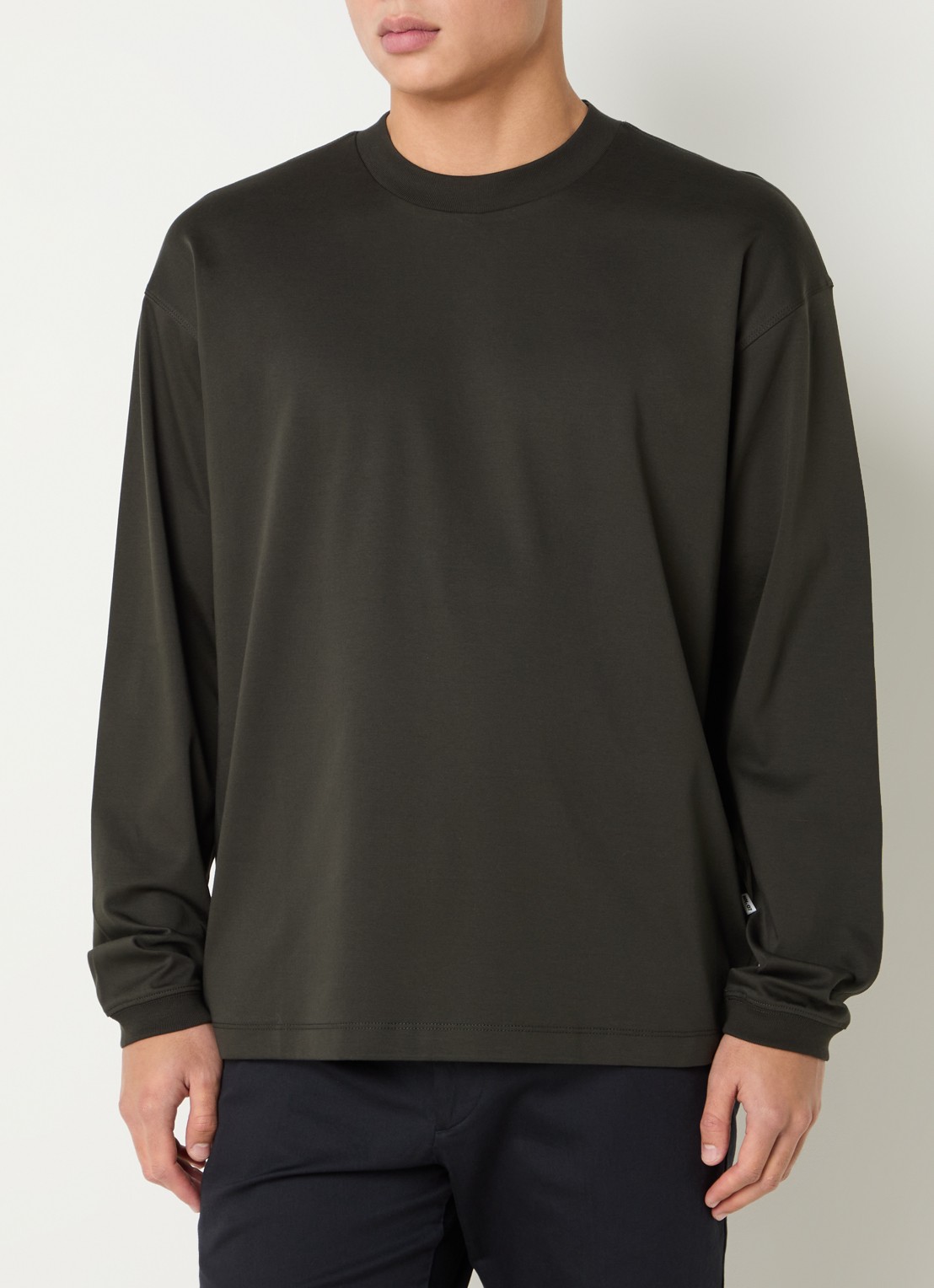 NN.07 Lionel longsleeve met ronde hals - detail bronsgroen