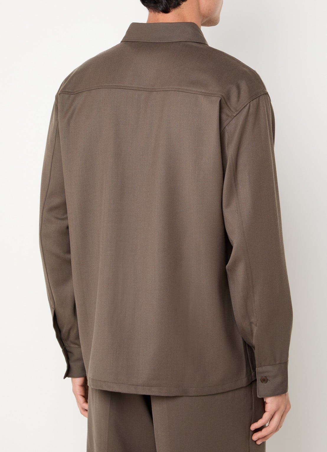 NN.07 Overshirt in wolblend met borstzakken - achterkant donkerbeige