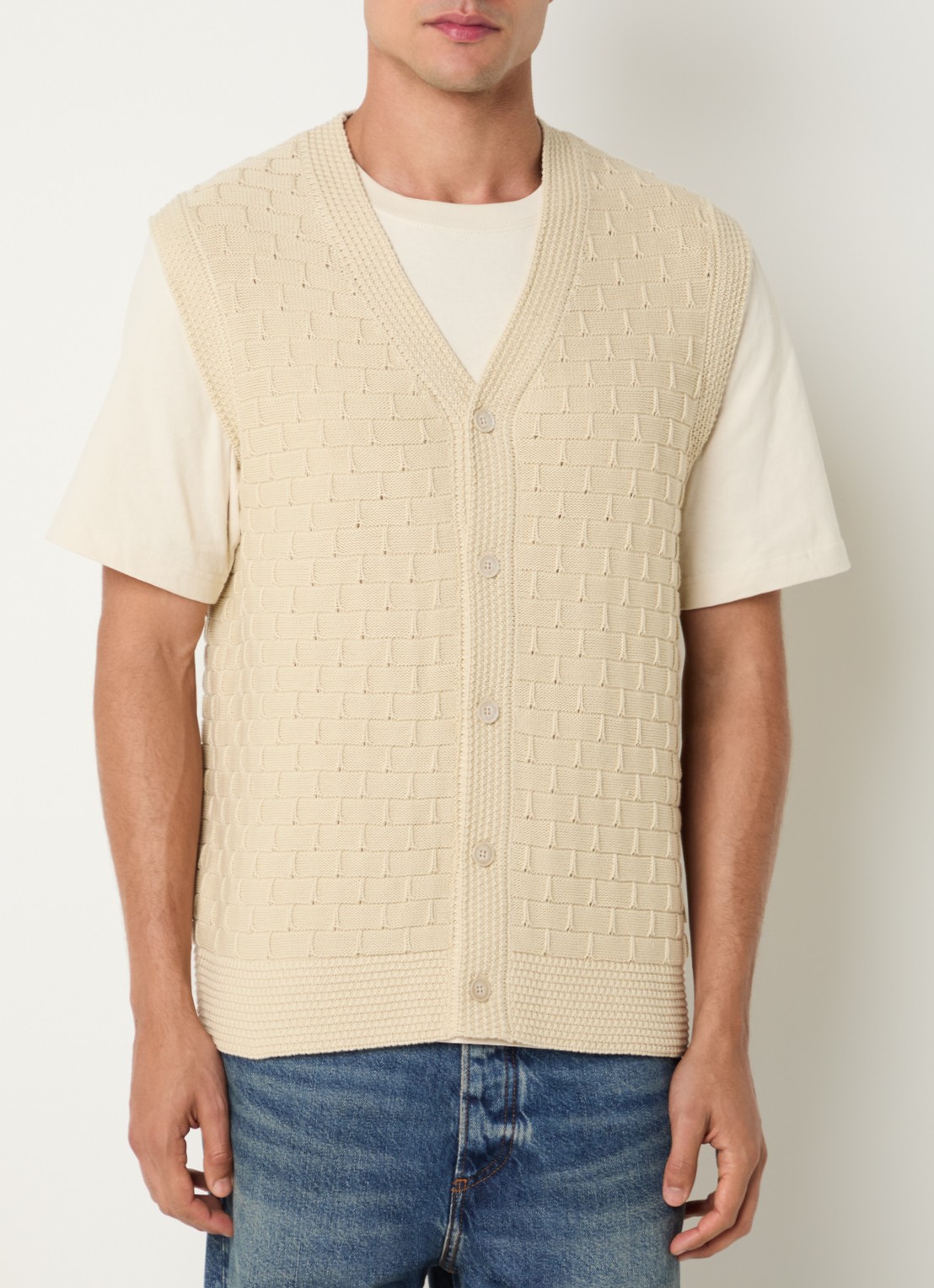 NN.07 Reece grofgebreid gilet met structuur - detail naturel