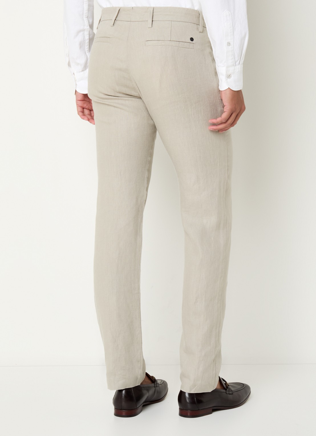 NN.07 Theo slim fit broek van linnen met steekzakken - achterkant donkerbeige