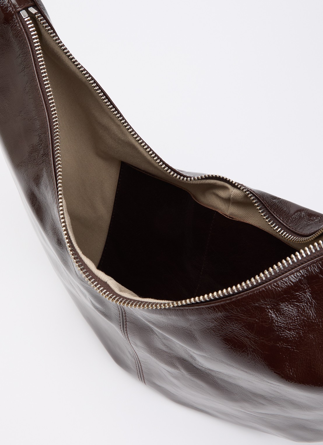 Nona Banana XL crossbodytas van lakleer met verstelbare schouderriem - detail 3 donkerbruin