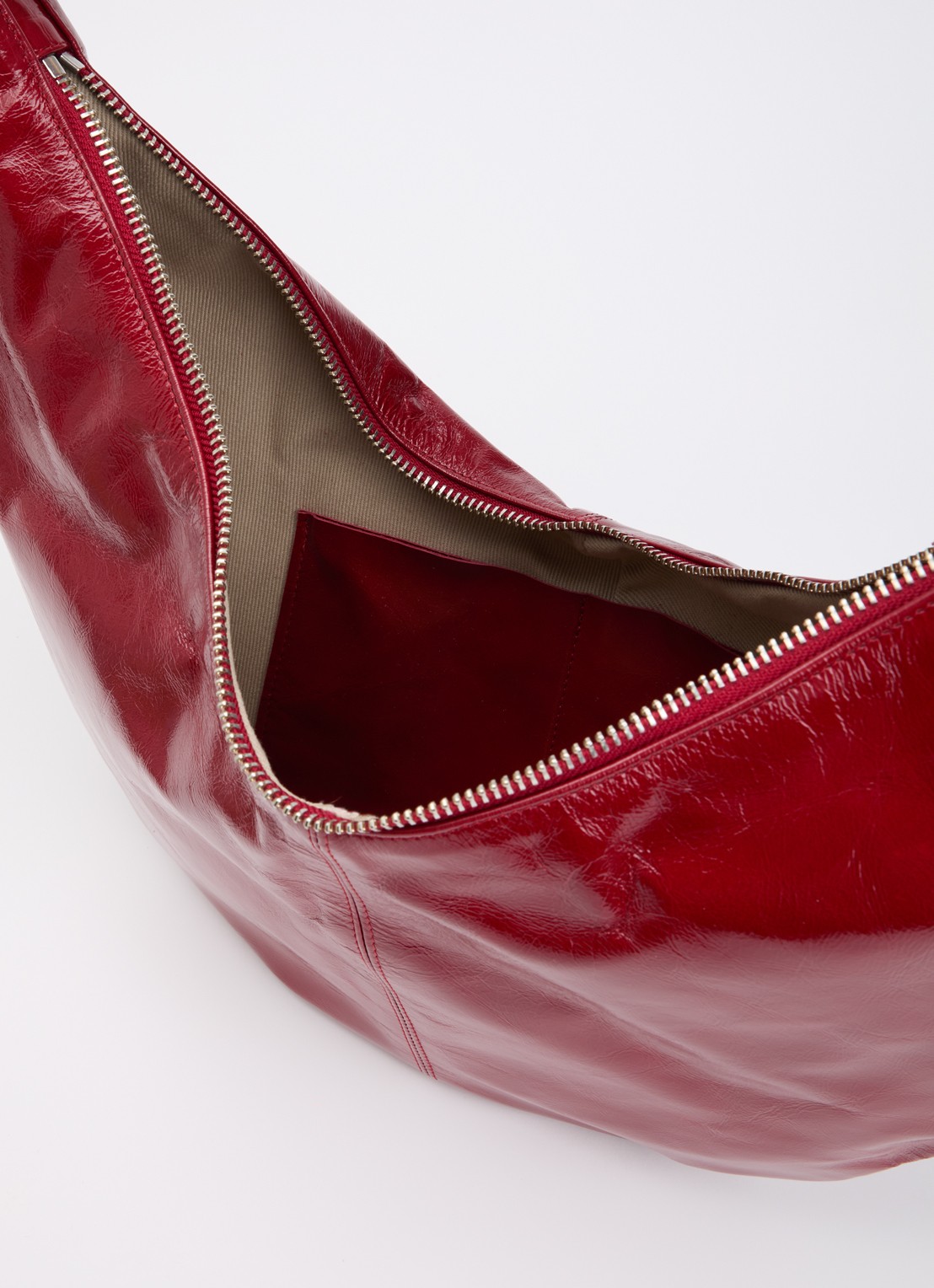 Nona Banana XL crossbodytas van lakleer met verstelbare schouderriem - detail 2 kersenrood