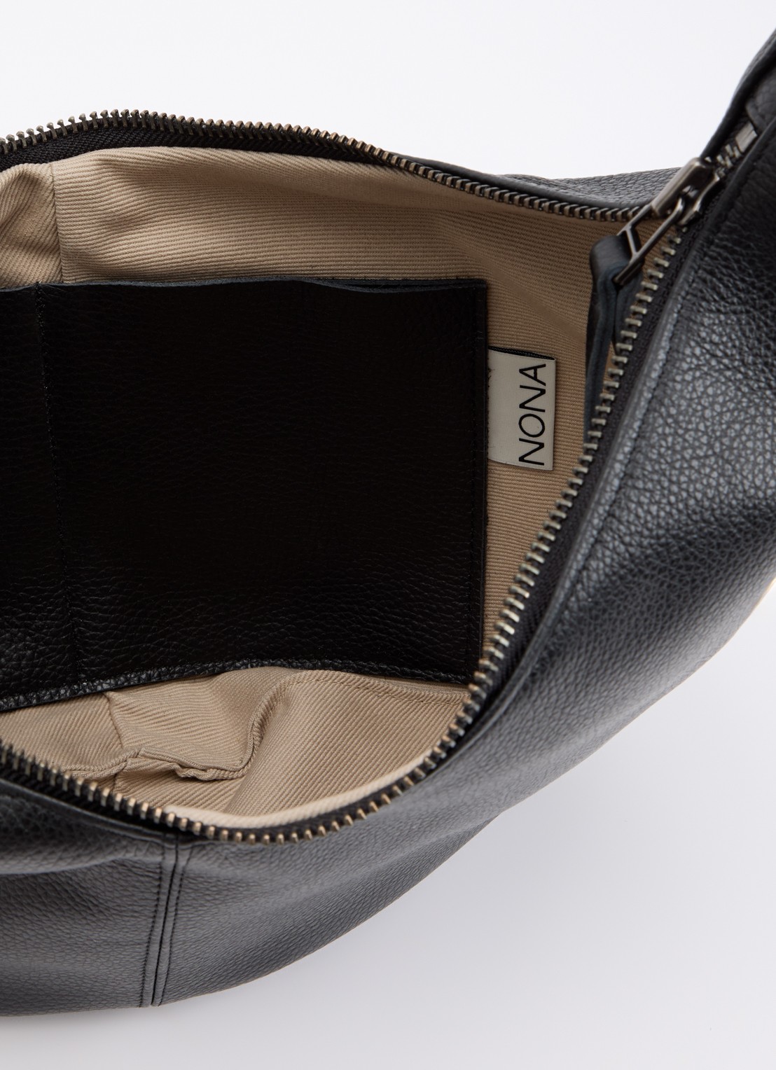 Nona Banana XL crossbodytas van leer met verstelbare schouderriem - detail 3 zwart