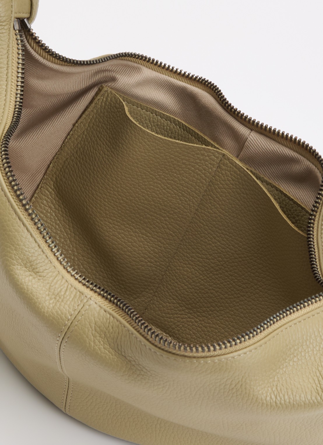 Nona Banana XL crossbodytas van leer - detail 3 lindegroen