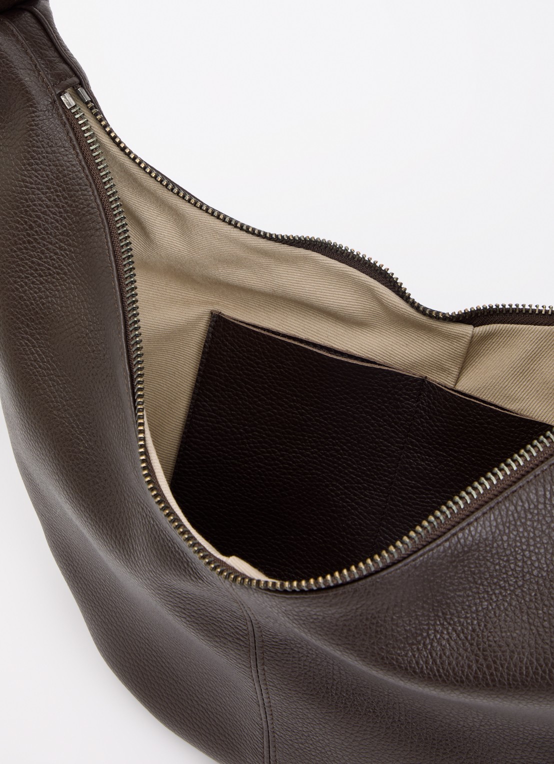 Nona Buckle Banana XL crossbodytas van leer - detail 2 donkerbruin