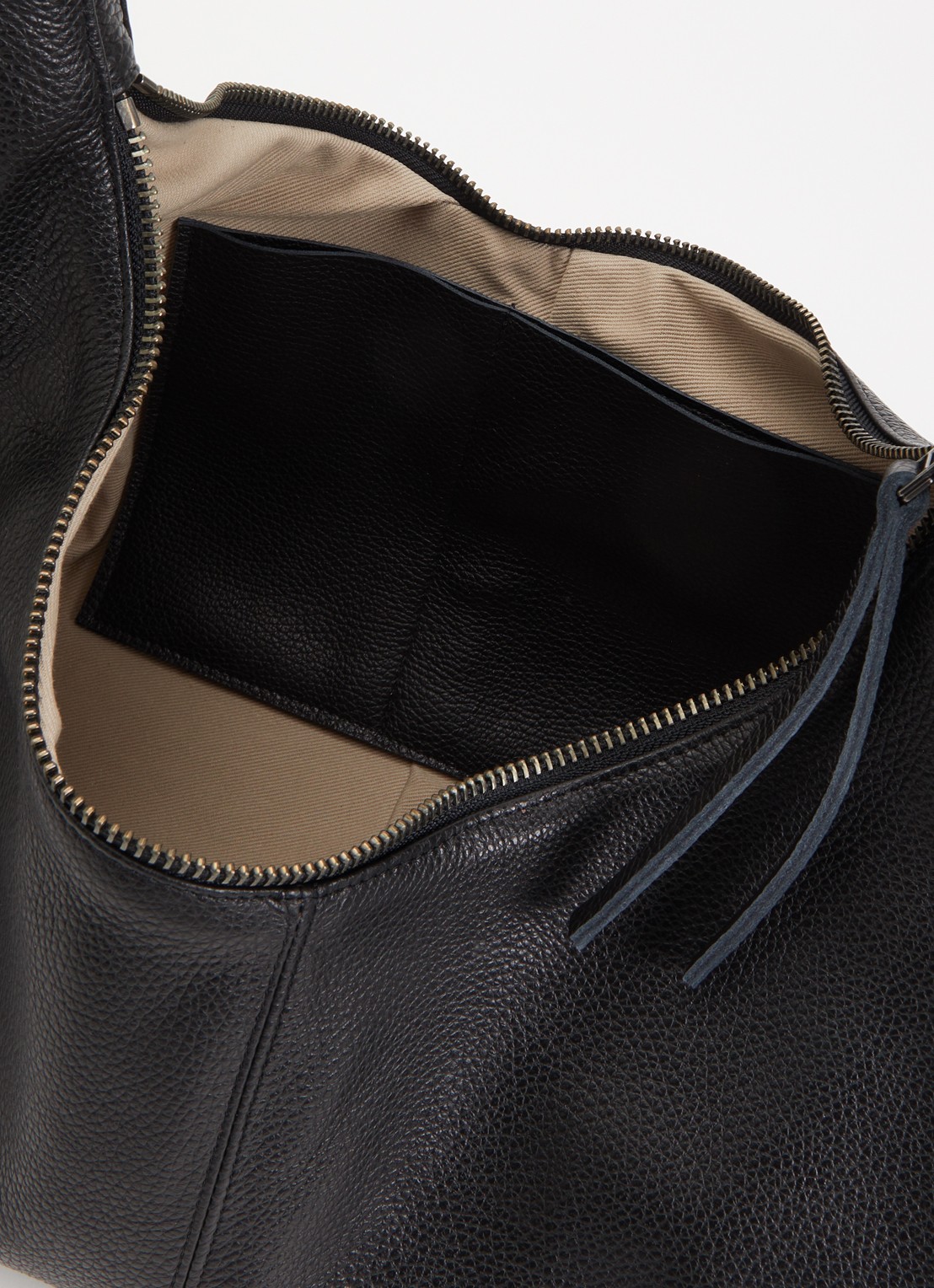 Nona Large Slouchy crossbodytas van leer - detail 3 zwart