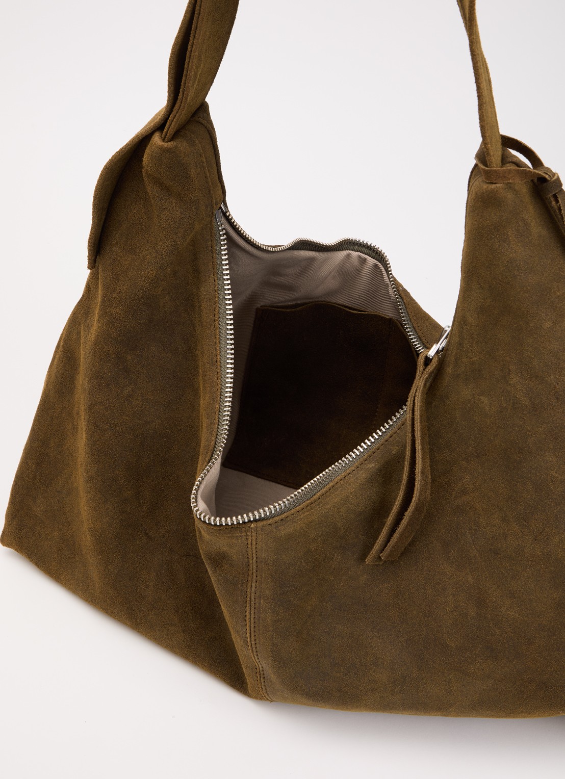 Nona Large Slouchy crossbodytas van suède - detail 2 olijfgroen