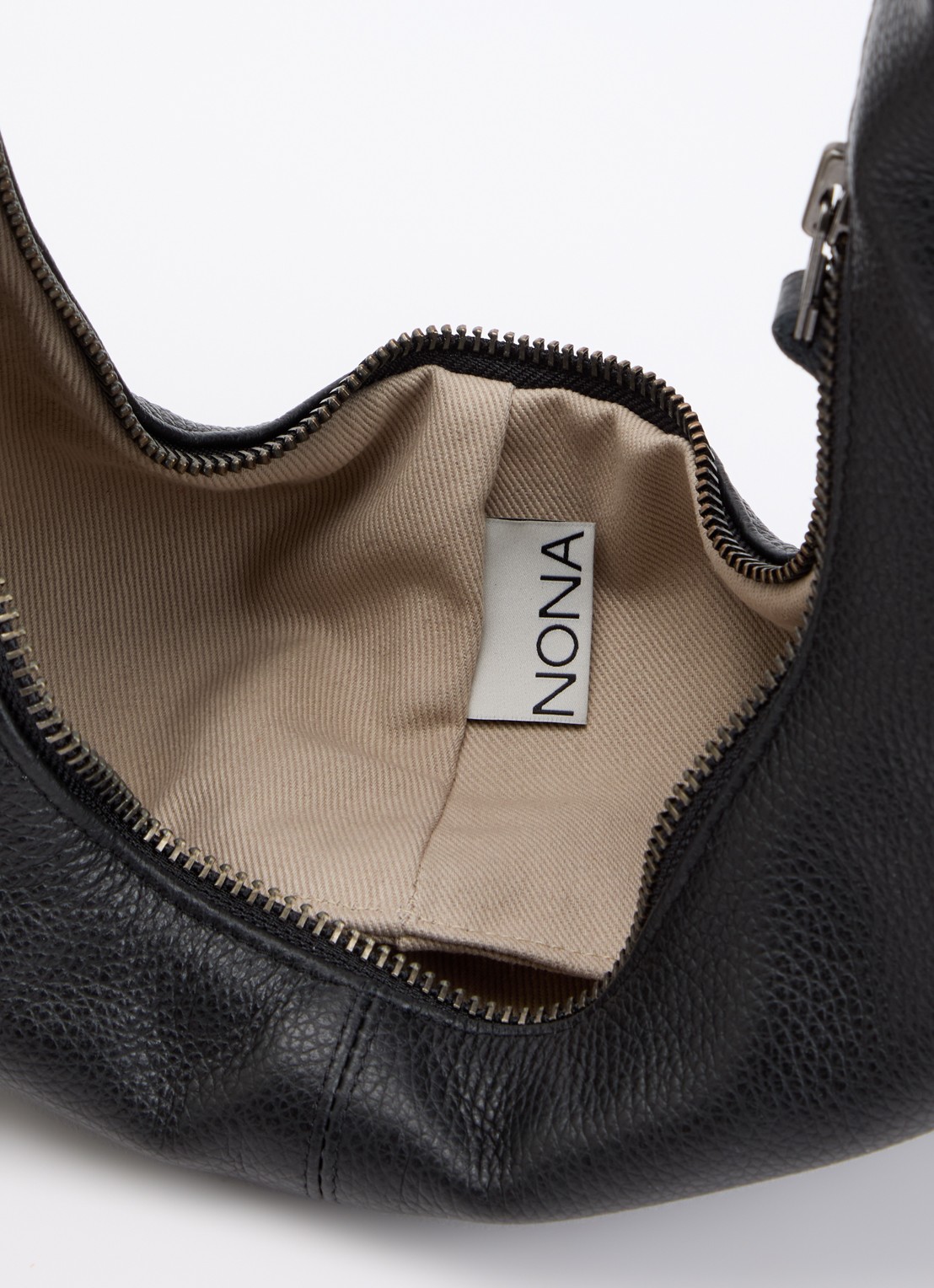 Nona Slouchy schoudertas van leer - detail zwart