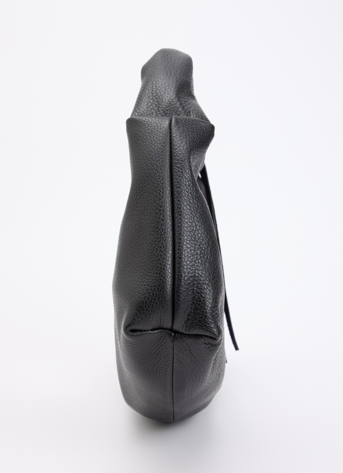 Nona Slouchy schoudertas van leer - detail 2 zwart