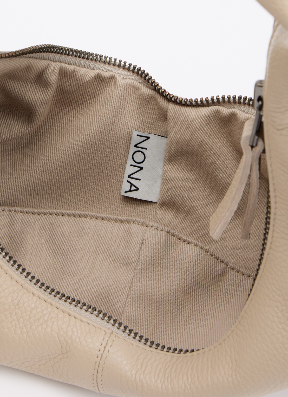 Nona Slouchy schoudertas van leer - detail 2 beige