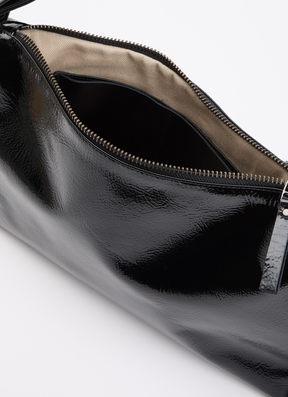 Nona Zip Pocket schoudertas van lakleer met verstelbare schouderriem - detail zwart
