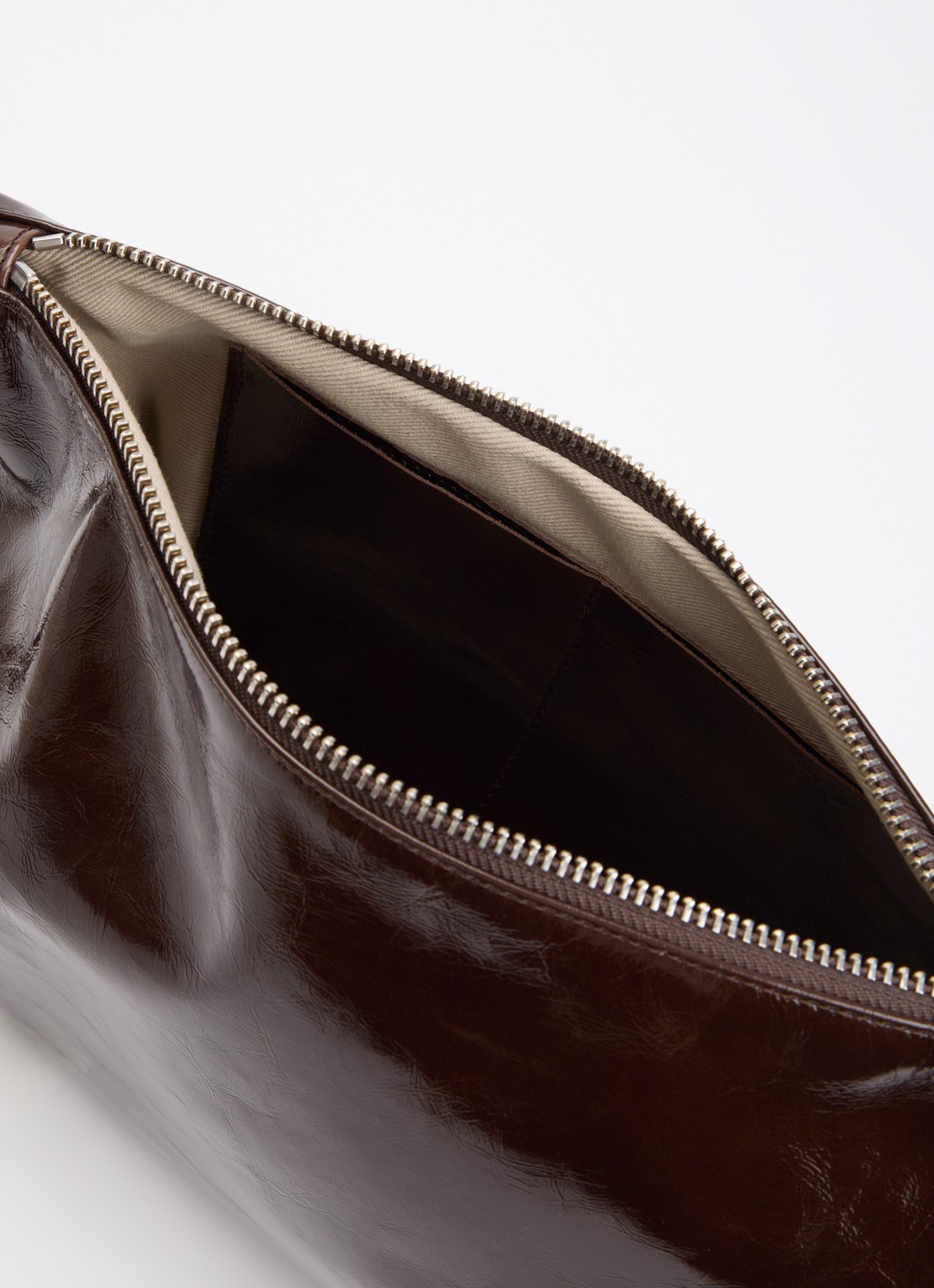 Nona Zip Pocket schoudertas van lakleer met verstelbare schouderriem - detail 2 donkerbruin