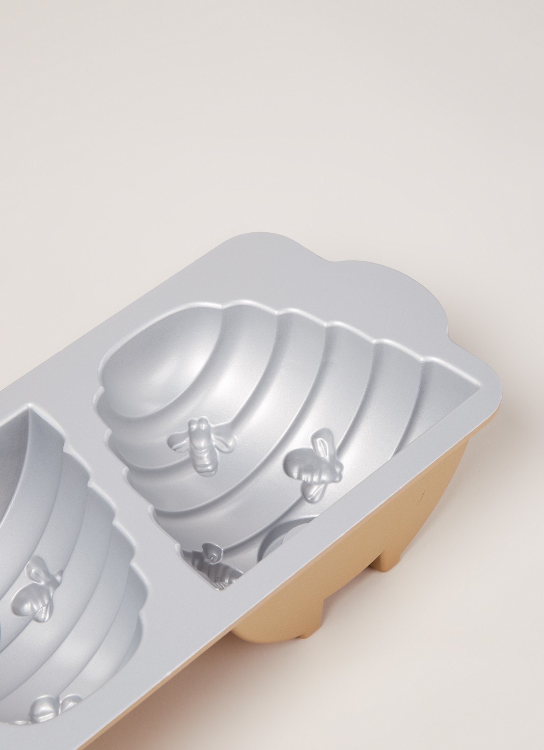 Nordic Ware Beehive bakvorm 42 x 19 cm  - detail 3 goud