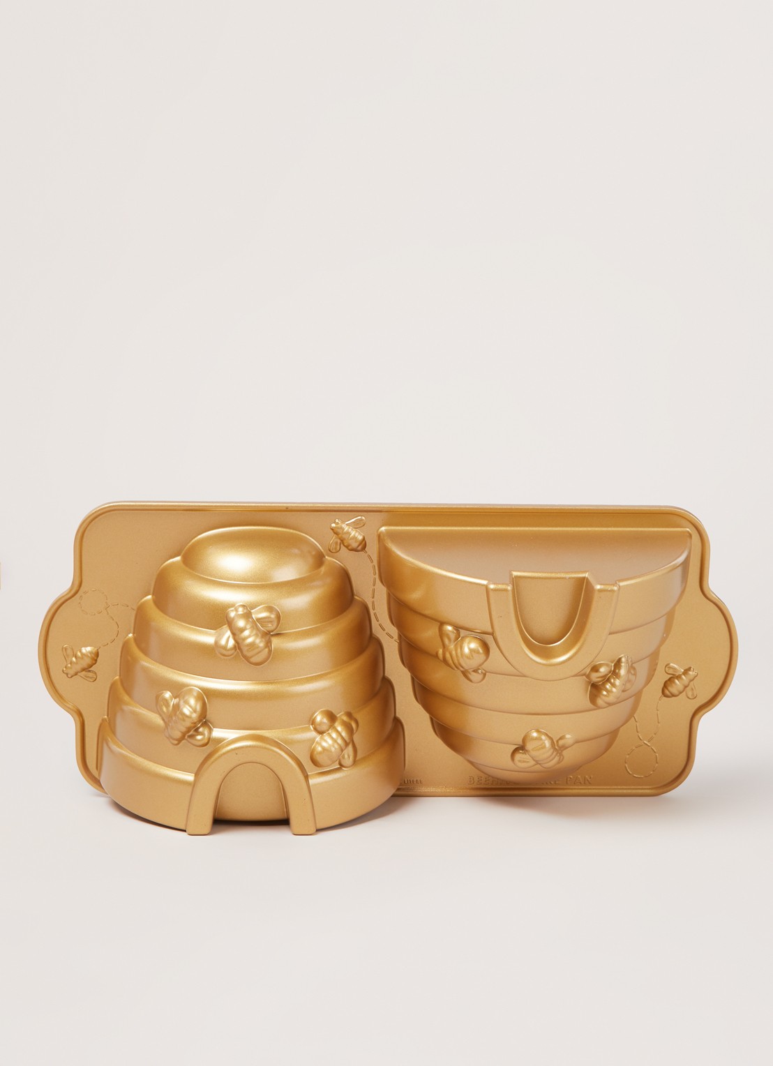 Nordic Ware Beehive bakvorm 42 x 19 cm  - voorkant 2 goud