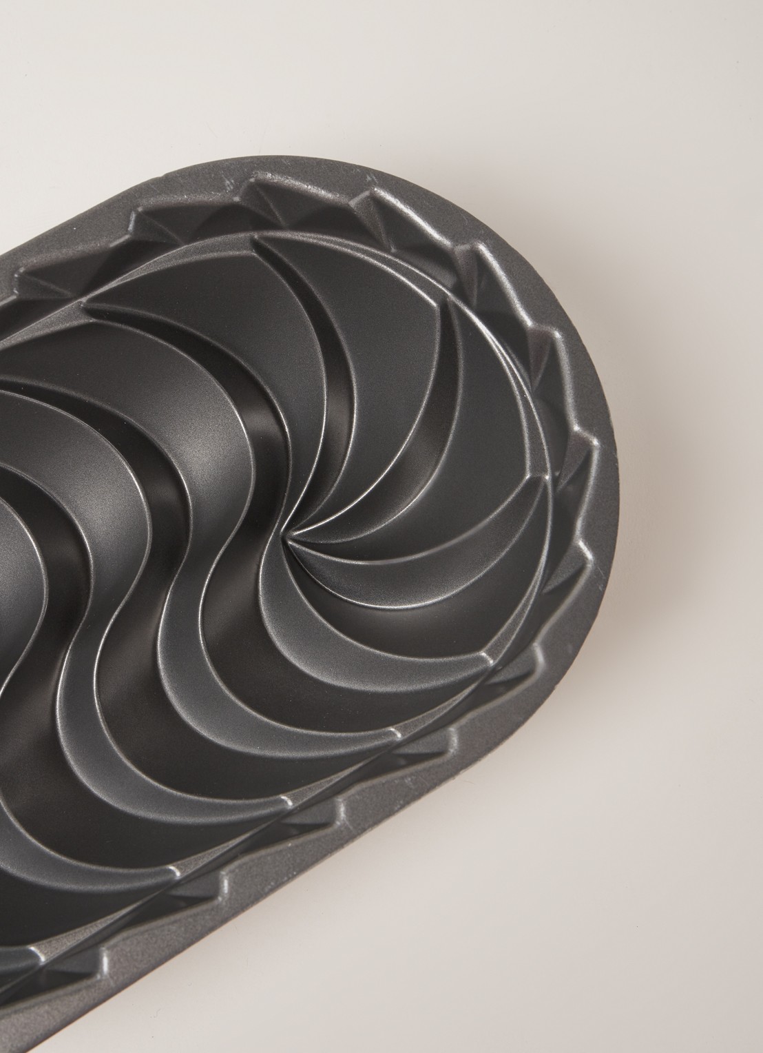 Nordic Ware Heritage bakvorm 29 cm - detail zilver