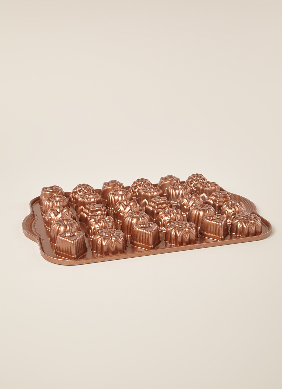 Nordic Ware Tea Cake & Candy Mold bakvorm 30-vaks - voorkant 2 koper