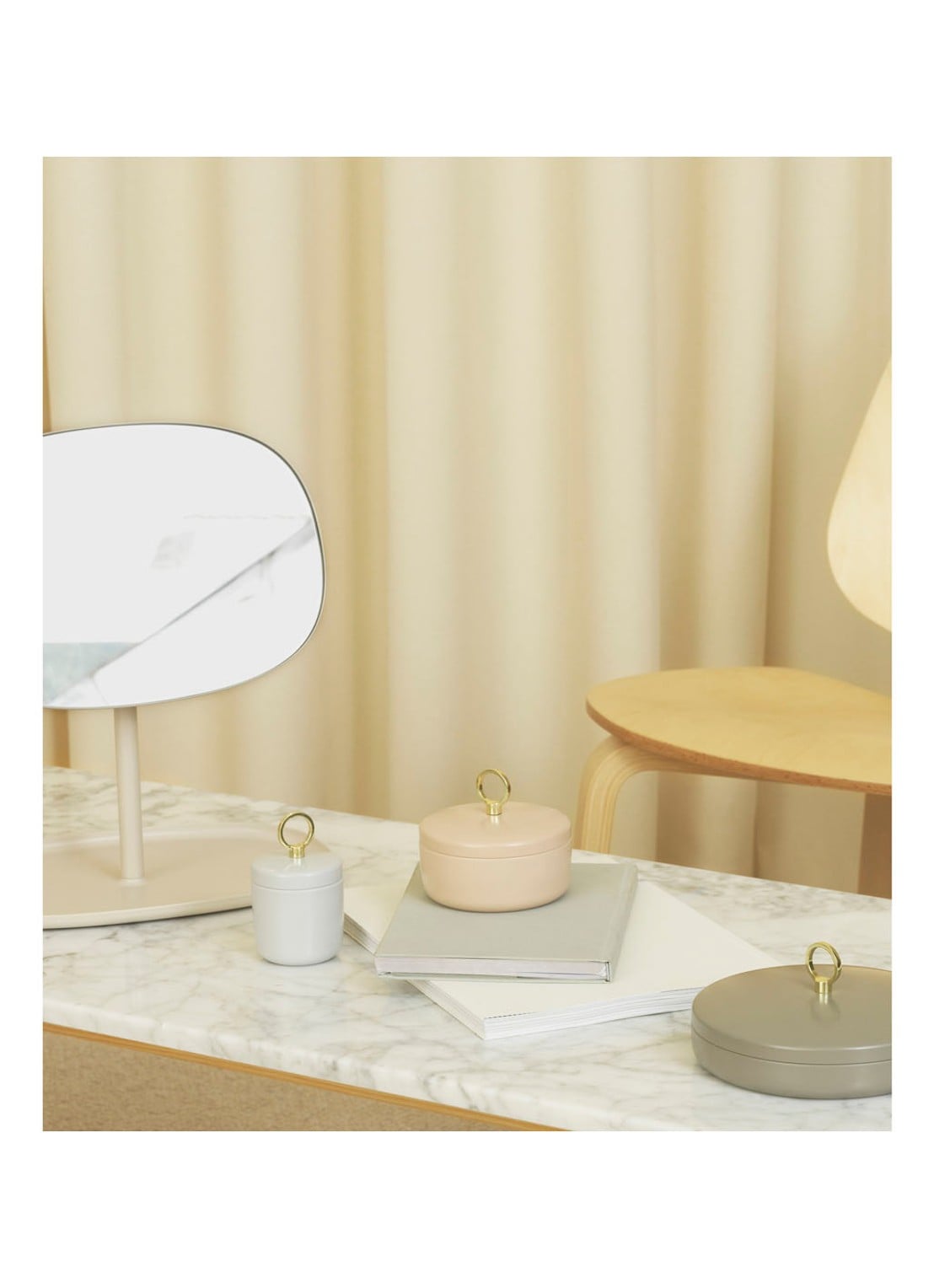 Normann Copenhagen Flip spiegel op voet 28 x 36 cm - voorkant 2 donkerbeige