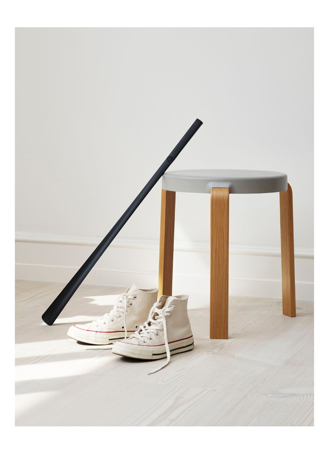 Normann Copenhagen Schoenlepel met haak 72 cm - voorkant 2 zwart