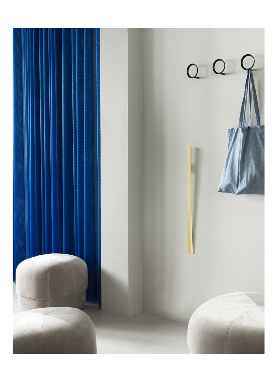 Normann Copenhagen Schoenlepel met haak 72 cm - voorkant 2 beige