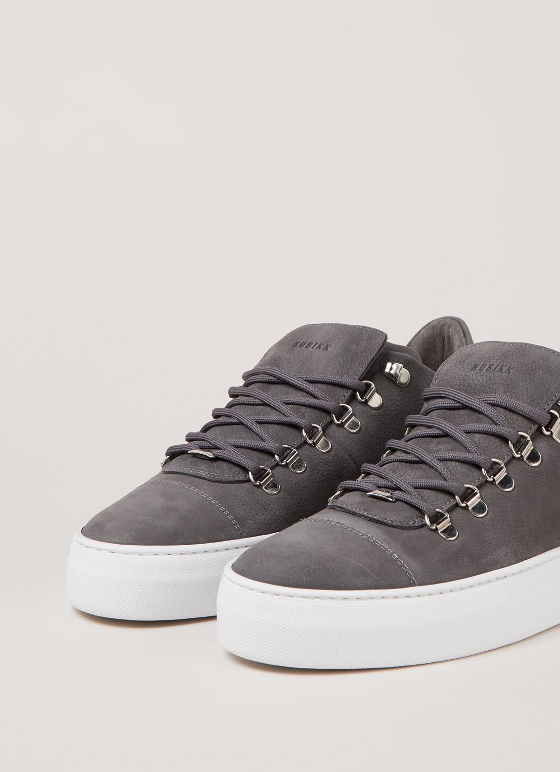Nubikk Jagger Classic II sneaker van nubuck - detail middengrijs
