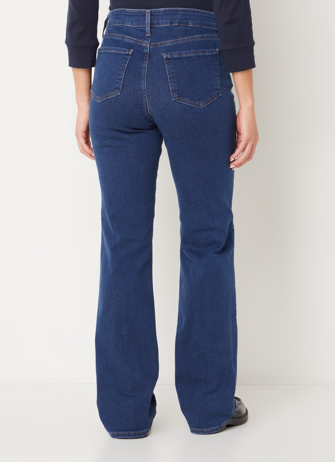NYDJ Blake high waist flared jeans met stretch - achterkant blauw