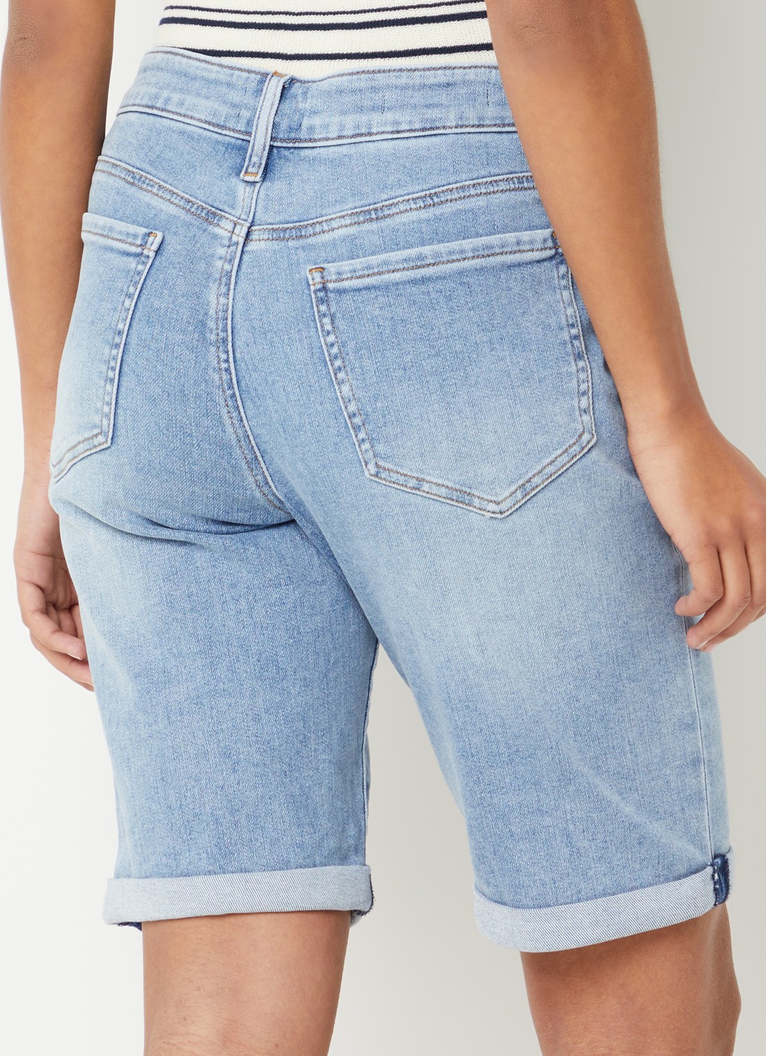 NYDJ Briella high waist slim fit korte broek van denim - achterkant indigo