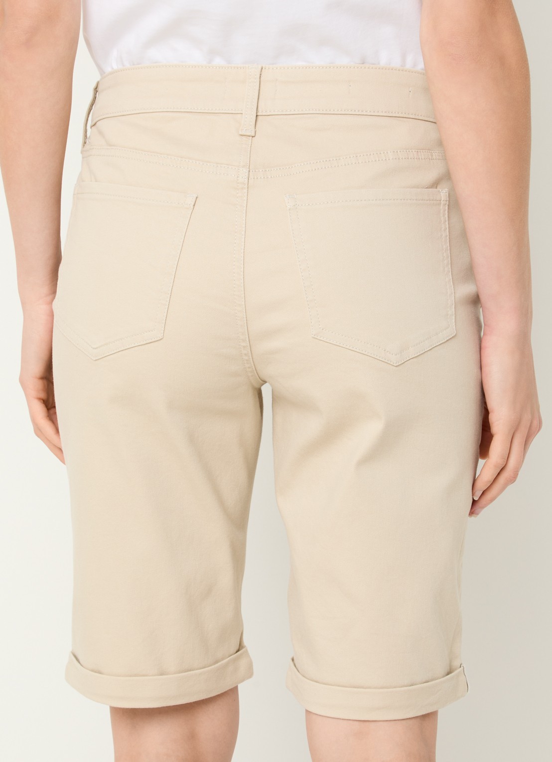 NYDJ Briella mid waist straight fit korte broek met stretch - achterkant beige