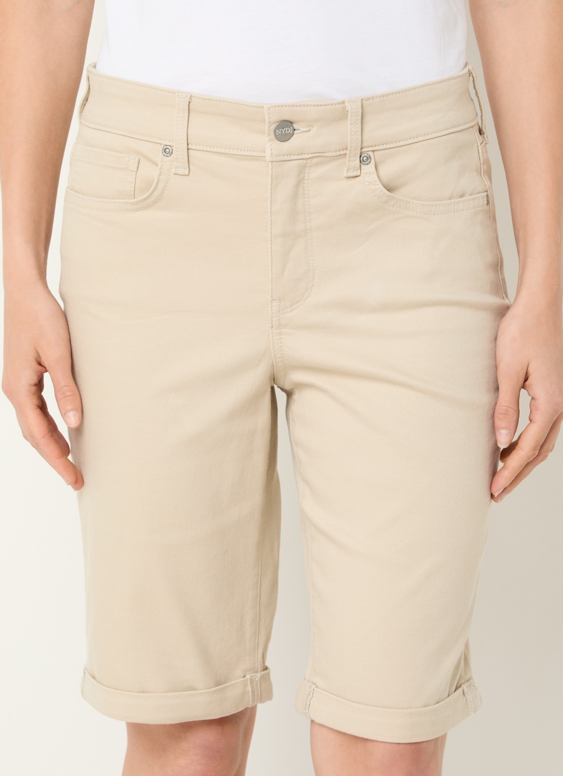 NYDJ Briella mid waist straight fit korte broek met stretch - detail 2 beige