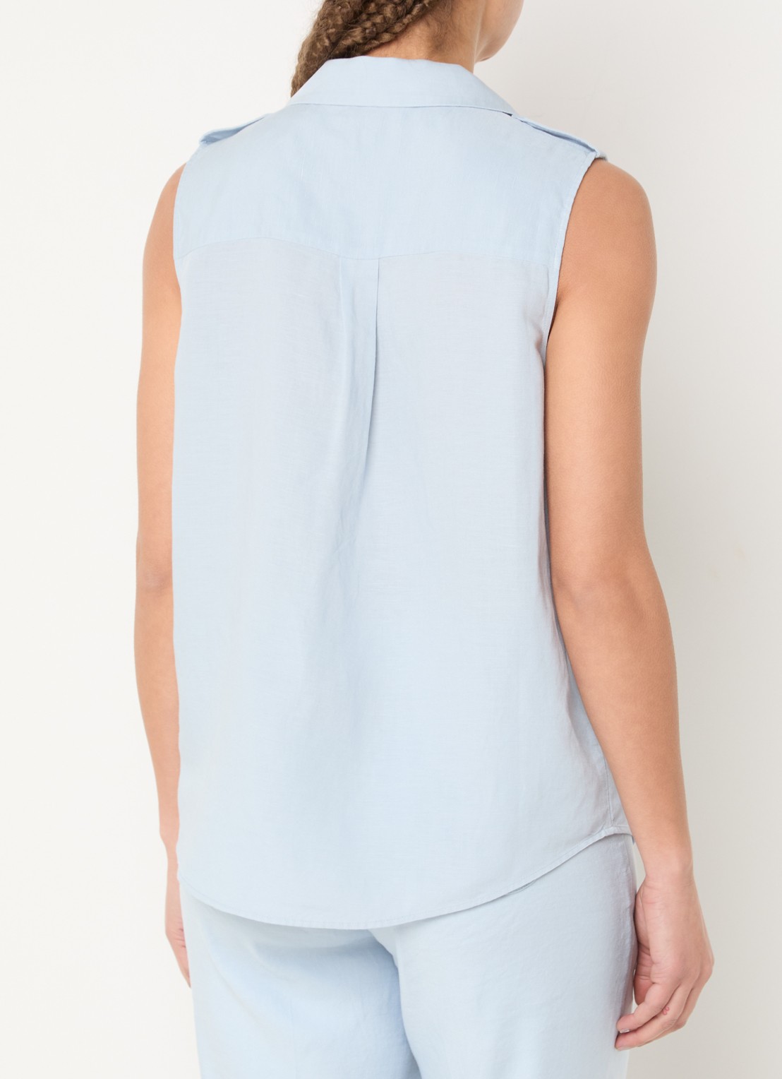 NYDJ Gabrielle mouwloze blouse in linnenblend - achterkant lichtblauw