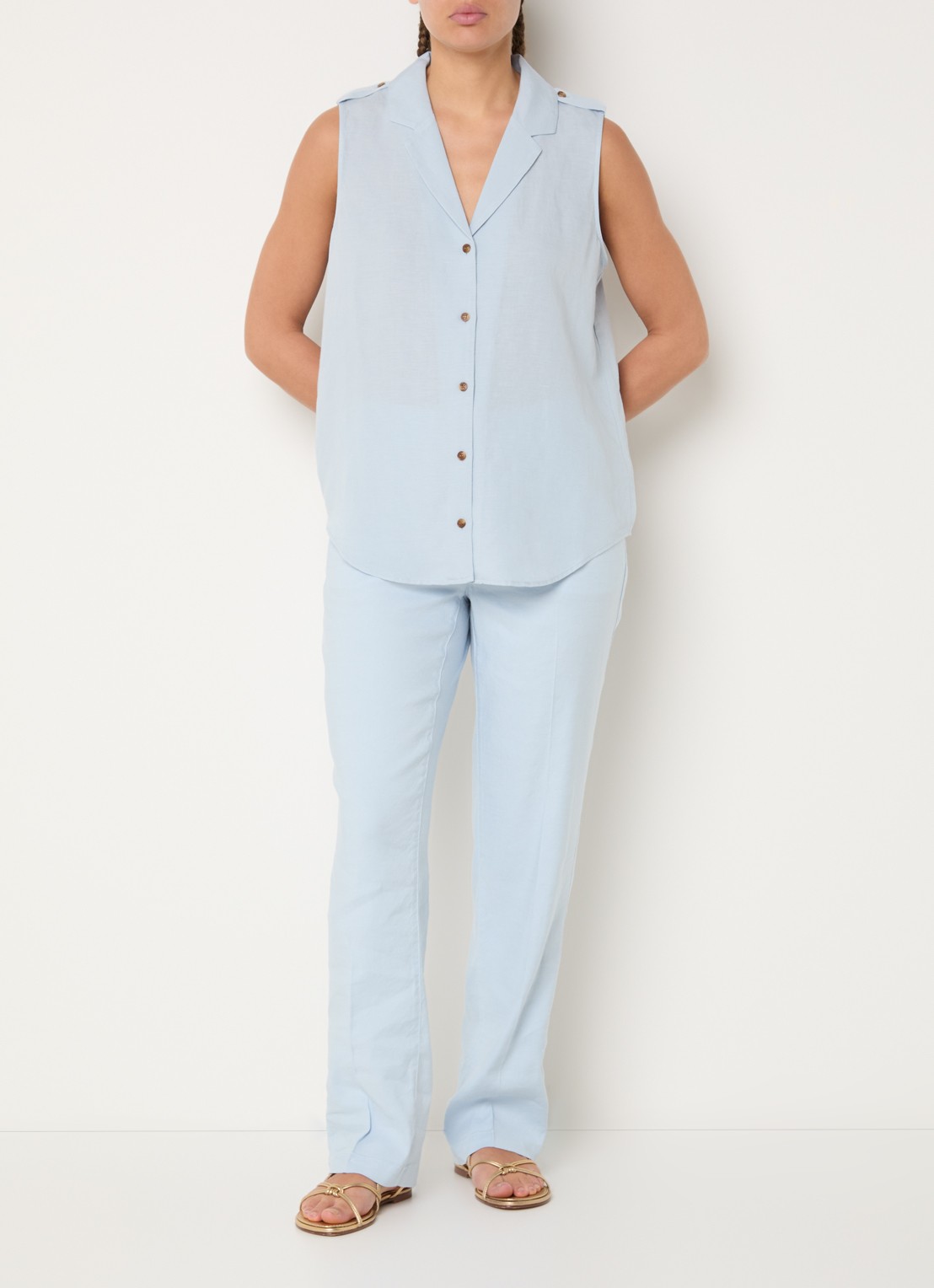NYDJ Gabrielle mouwloze blouse in linnenblend - voorkant 4 lichtblauw